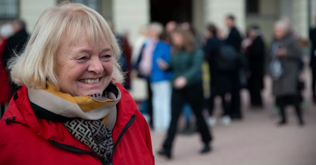 Mimmi Kvisvik var på slottsplassen i dag for å gi blomster til nye statsråder. 