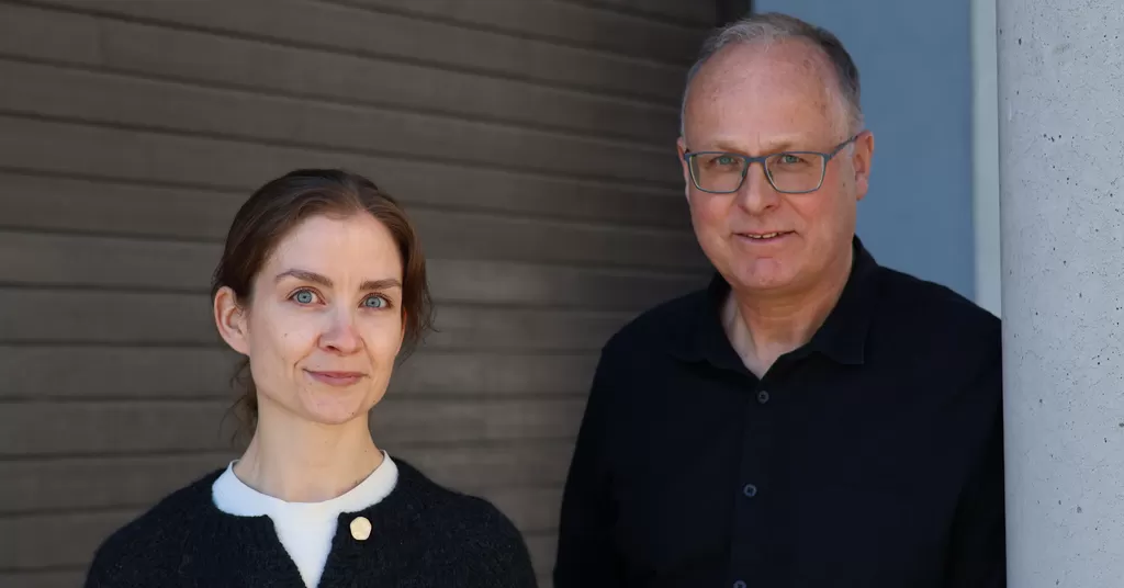 Marte Katrine Flattum Weng og Haakon Cederkvist fra Bufetat er ganske fornøyd med mengden ansatte trener på utagerende situasjoner på barnevernsinstitusjoner. 