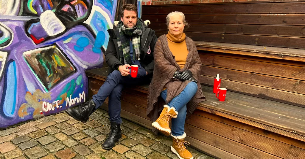 Anders Fjeld og Anne-Eilen Temte jobber som rådgivere i Brukerombudet i Fredrikstad. Når ombudet nå kutter fra 3,6 årsverk til 1, må de inn i andre stillinger i kommunen. 